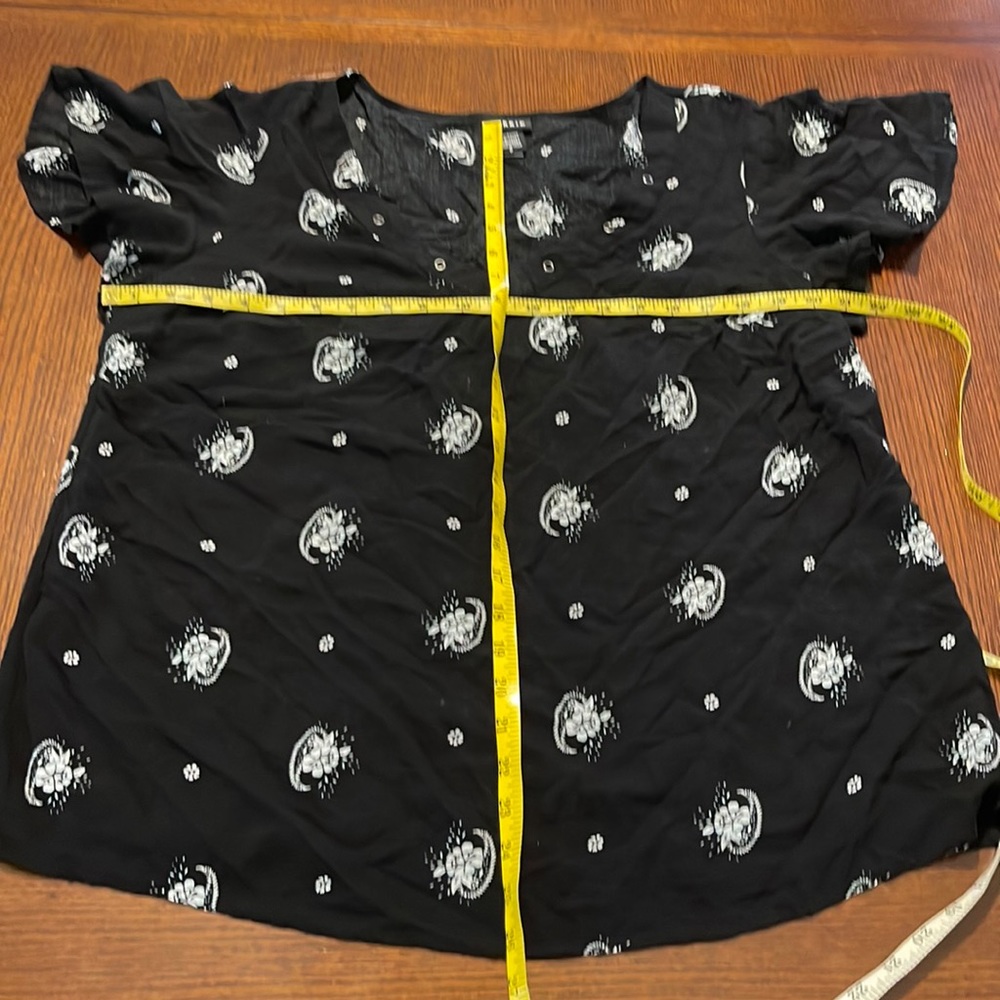 Torrid Black Floral Design Top - Sz 12